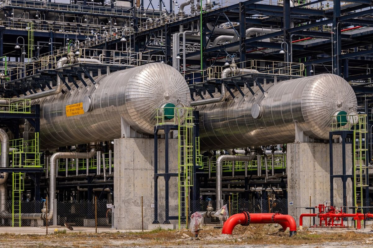 Excitement as Nigeria’s Dangote refinery starts production